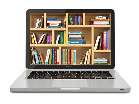 Laptop, auf dessen Bildschirm Bücher im Regal abgebildet sind